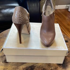 Michael Kors, Size 9, DK Dune